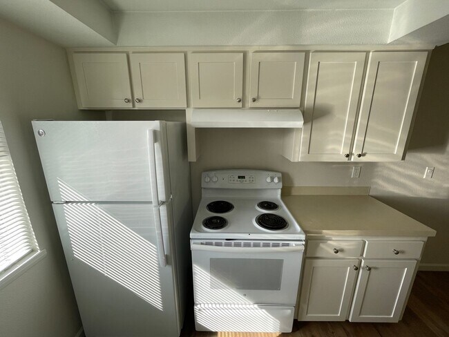 Building Photo - 2 Bedrooms, 2 FULL baths one block from WOU!