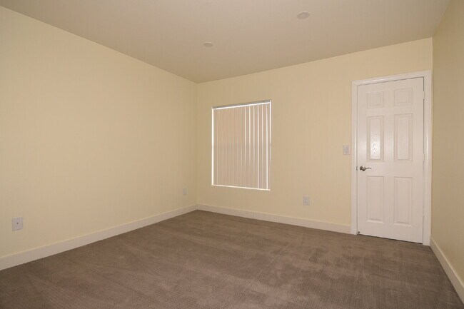 Building Photo - Charming 2nd Floor Unit In Gated Community!
