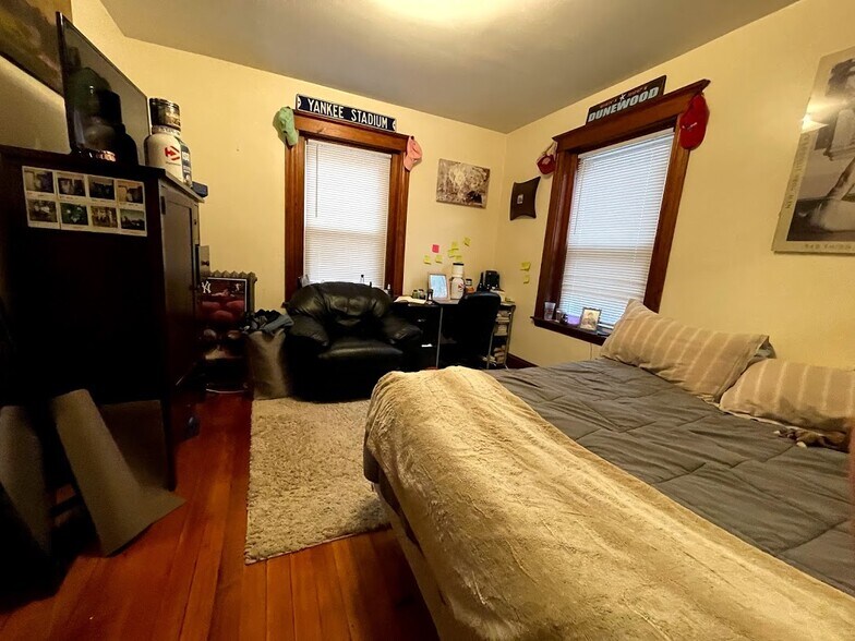 Building Photo - 2 Hillside St