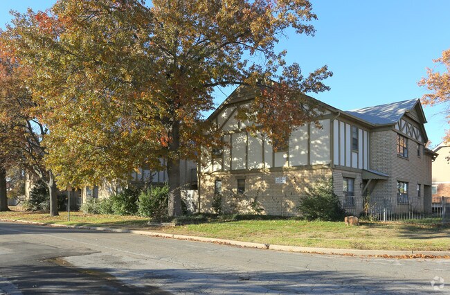 Building Photo - Oak Park Town Homes