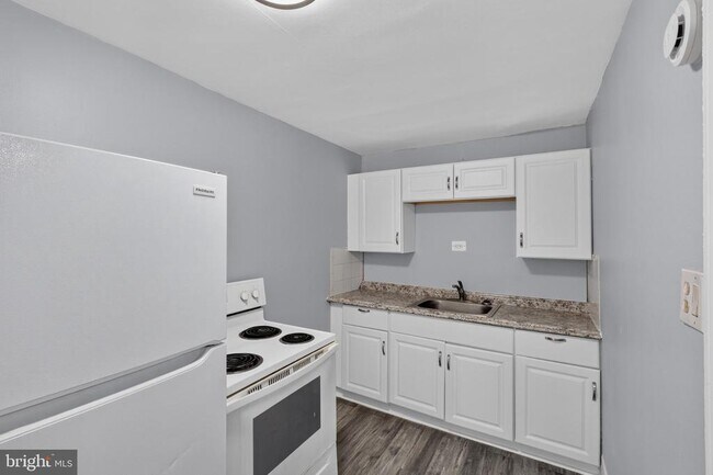 Building Photo - 331 W 21st St