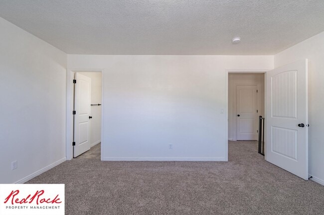 Building Photo - Charming 3 Bedroom Townhome with INTERNET INCLUDED & Dog-Friendly!