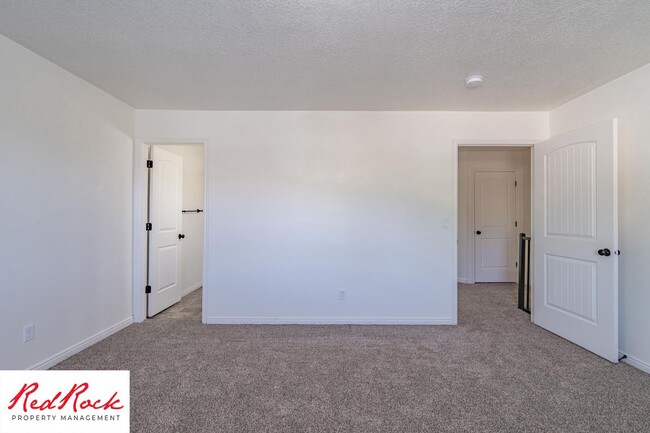 Building Photo - DOG-FRIENDLY 3 Bedroom Townhome with INTER...