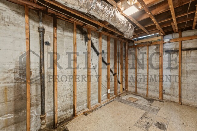 Building Photo - 2017 S Grn Acrs St