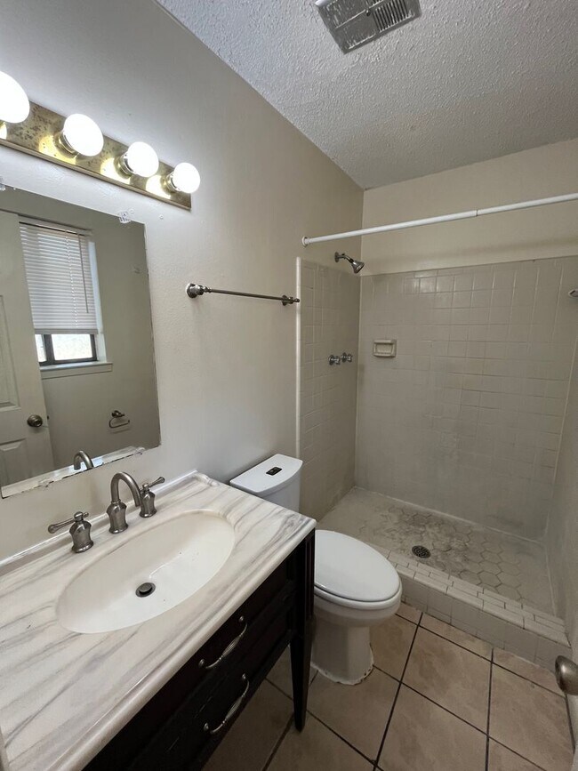 Building Photo - 841 Meadow Ln