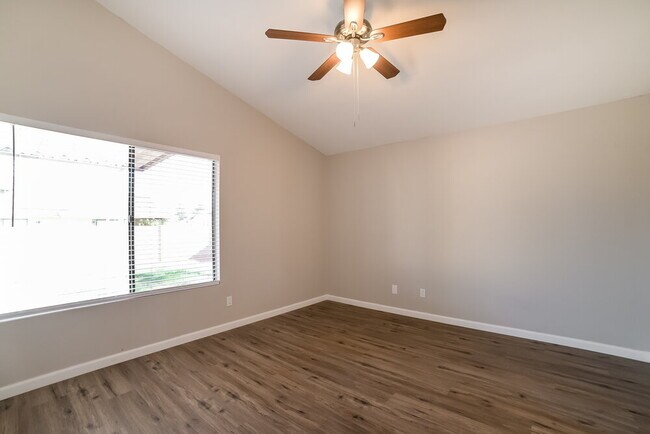 Building Photo - 677 W Shawnee Dr
