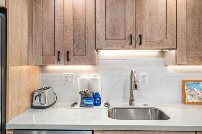 Building Photo - Ocean View 2/2 Fully Furnished + Newly Renovated Condo!