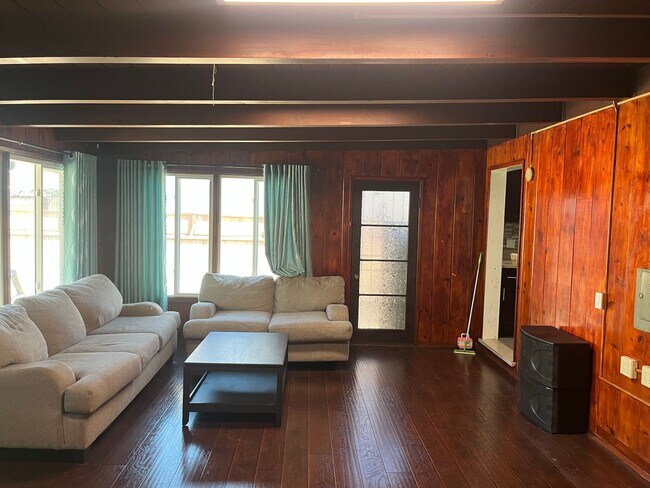 Building Photo - Home with a Cabin Style Family room and backyard Oasis