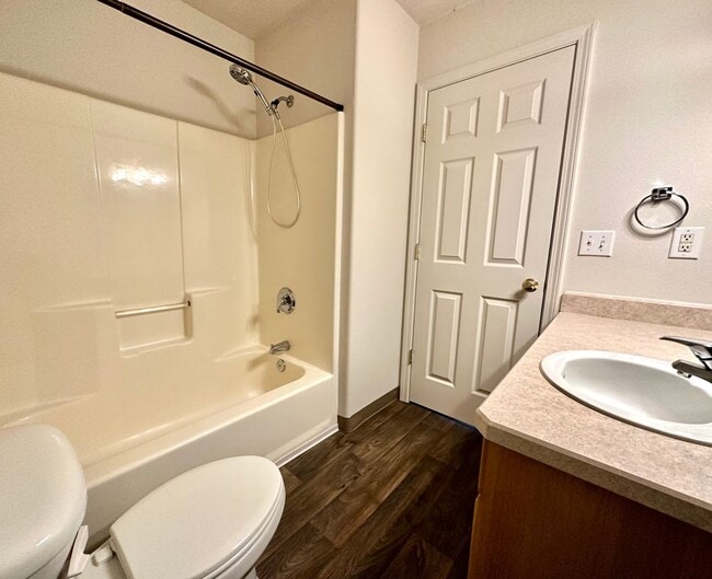 Building Photo - CHECK OUT THIS SPACIOUS TOWNHOUSE IN REDMO...