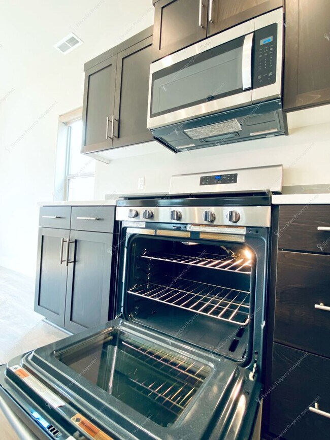 Building Photo - 3BR SE Bend home in great neighborhood wit...