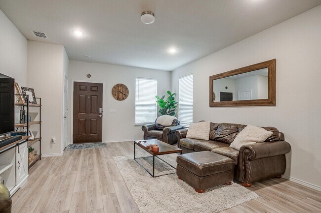Building Photo - Beautiful Home in Highly Desired Sunset Pointe- 3 Bed, 2 Bath in SW Fort Worth- Crowley ISD- 76123