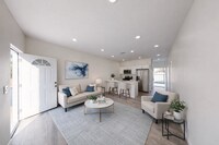 Building Photo - 4BD/2BA, Balcony Views!!