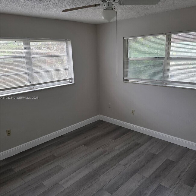 Building Photo - 2570 NE 192 St