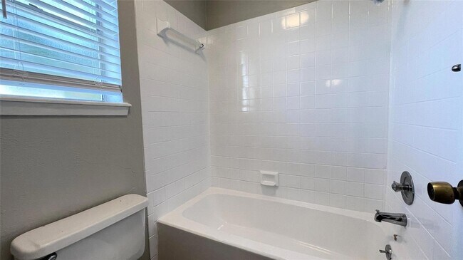 Building Photo - 11953 Sunhillow Bend