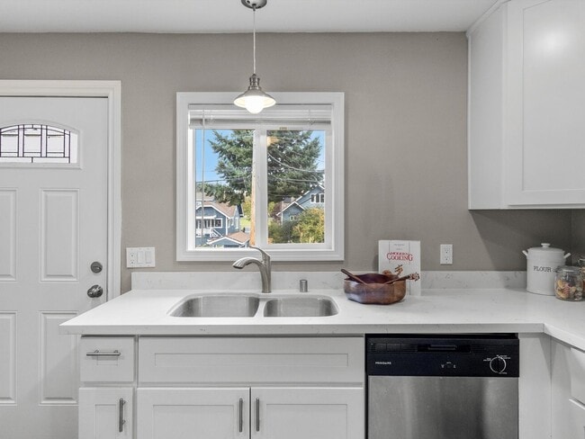 Building Photo - 4111 6th Ave