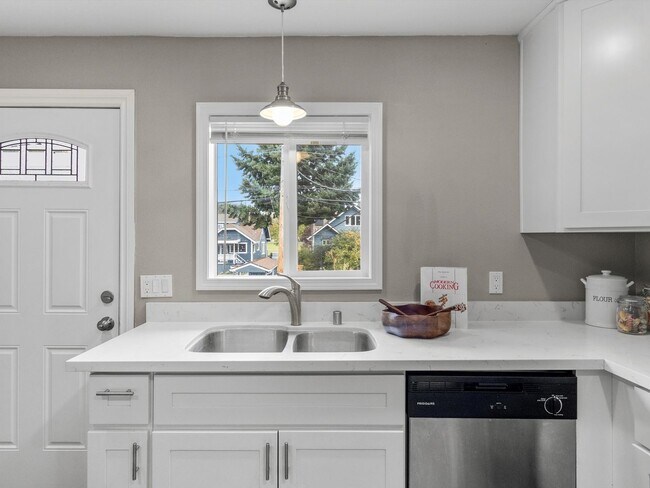 Building Photo - Charming Tacoma 2BR with Private Patio & RV Parking