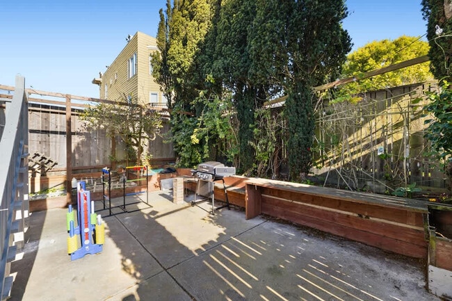 Building Photo - 2216 18th Ave