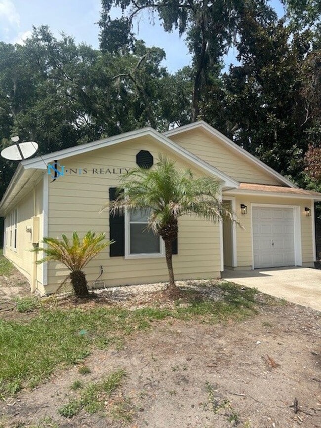 Building Photo - GORGEOUS 3/2 1200 sq ft home with FRESH PA...