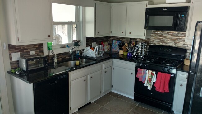 Building Photo - 369 Troy Rd