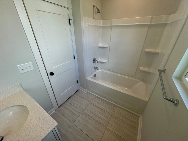 Building Photo - Beautiful 4BR/3BA Townhouse in Griffith Lakes