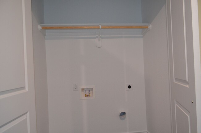 Building Photo - 989 Cline Dr