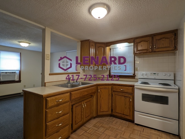 Building Photo - 2 Bedroom Home Available Now!