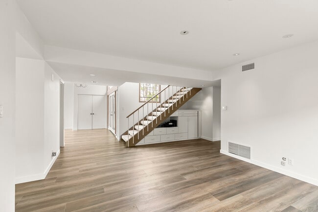 Building Photo - 2957 Seaview Ave