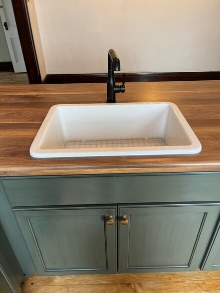 White ceramic sink - 415 E Saint Germain St