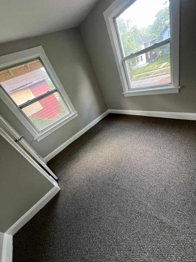 Building Photo - Custom updated rental! All new!