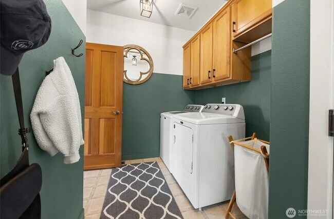 Building Photo - Spacious 4-Bedroom Gem with Fully Fenced Y...