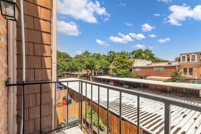 Building Photo - 386 N Post Oak Ln