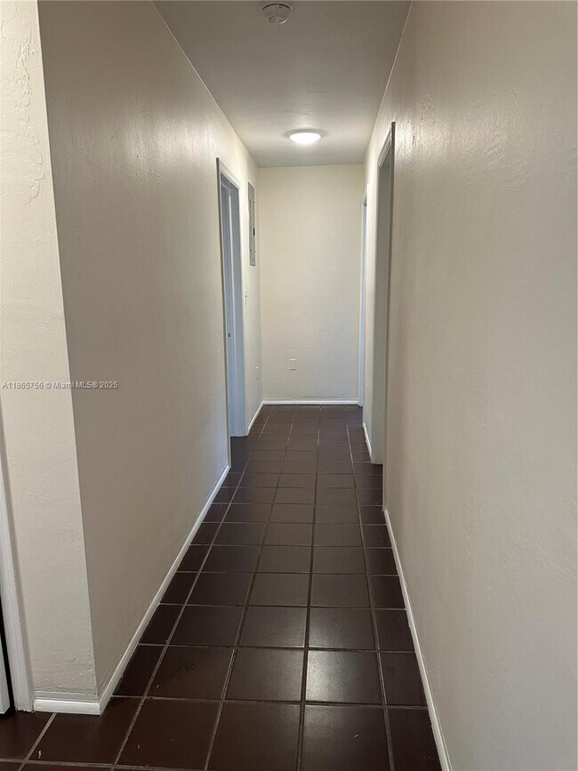 Building Photo - 527 Gerona Ave