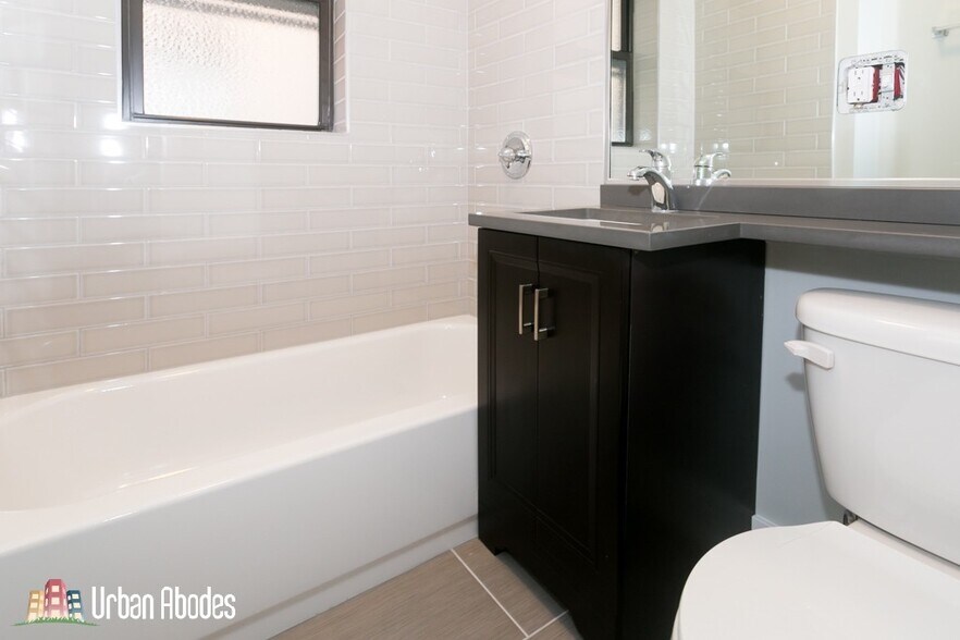 Building Photo - 705 W Brompton Ave