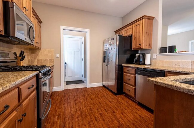 Building Photo - BEAUTIFUL HOME ON WEST SIDE!! SCREENED IN PATIO! FENCED IN YARD!