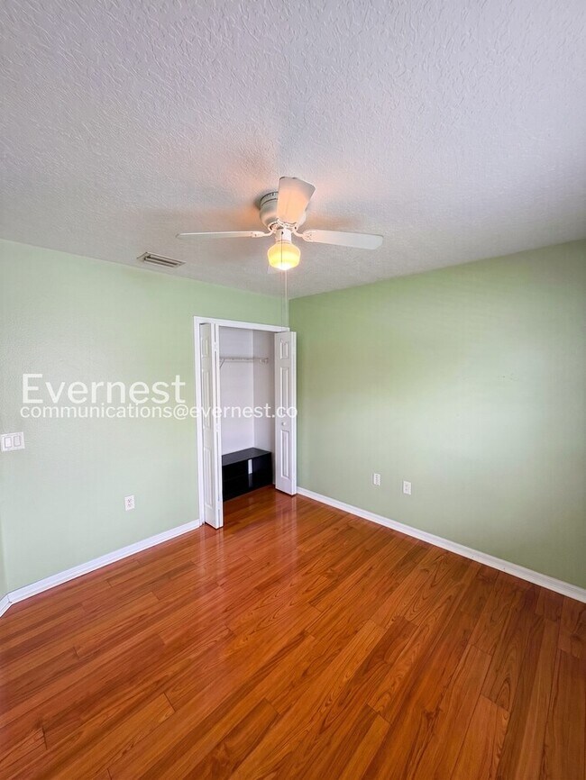 Building Photo - 3 Bed/2 Bath Home with Fenced Yard & Garage / Pet-Friendly / Available Soon!
