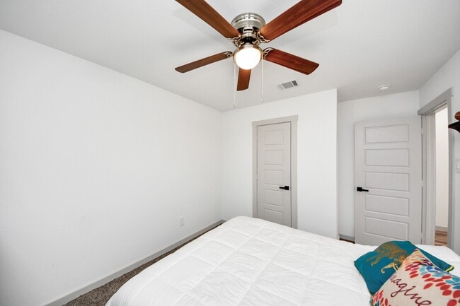 Building Photo - 202 Serena Pk Ln