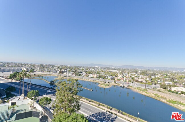 Building Photo - 4337 Marina City Dr