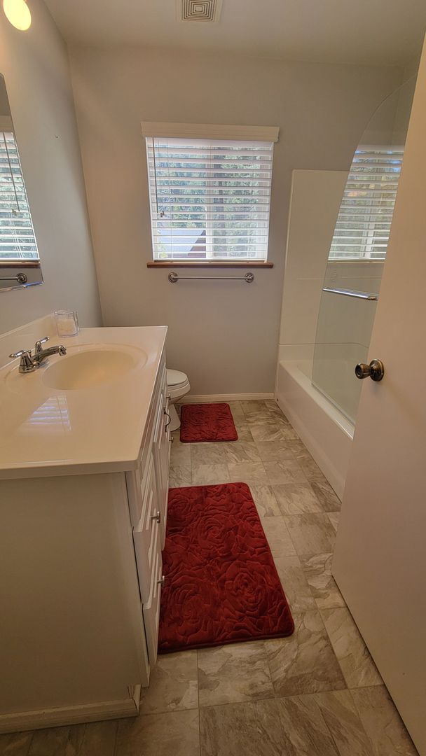 Building Photo - Attractive & Roomy 4 bedroom, 3 bath Pine ...