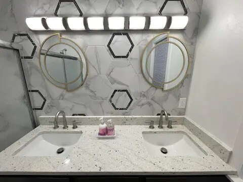 Building Photo - 701 NE 24th St