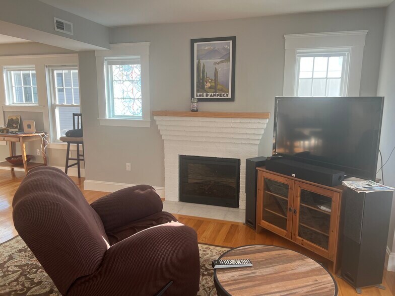 Building Photo - 20 Carver Rd E