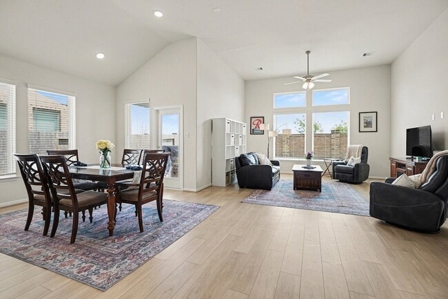 Building Photo - 2214 Lierna Dr