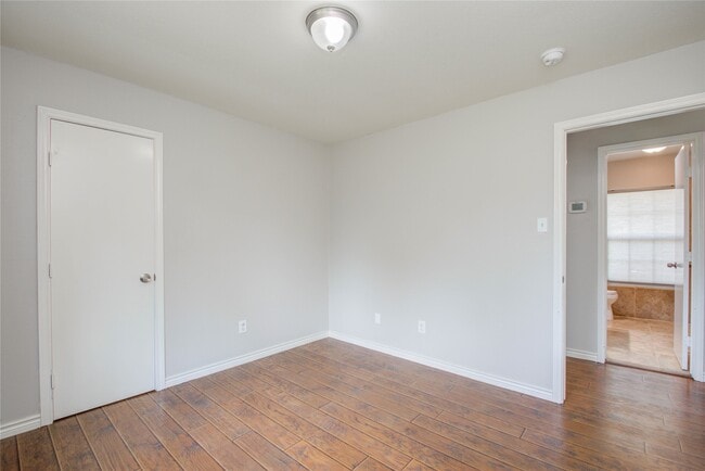 Building Photo - 2306 Pine Cone Dr