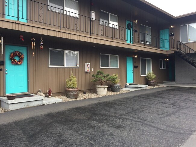 Building Photo - Upper corner unit 1 bed on Belmont, granite, hardwoods, off street parking!