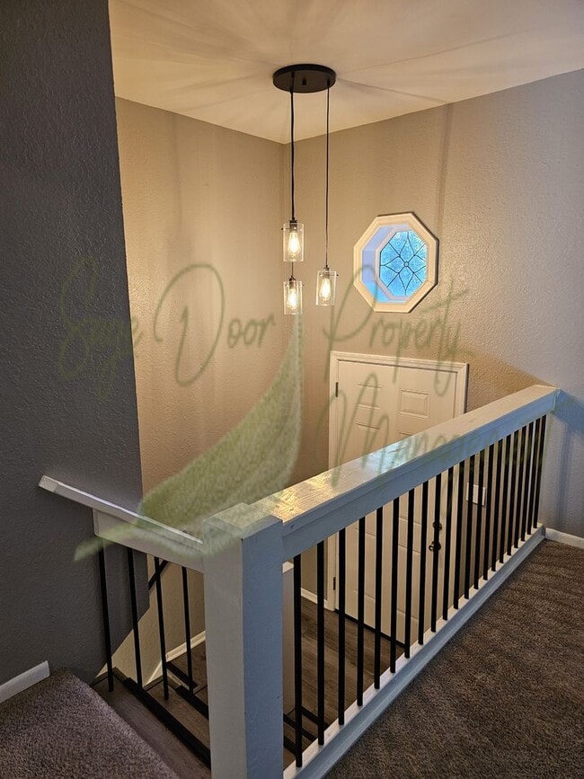 Building Photo - BEAUTIFUL UPDATES!!