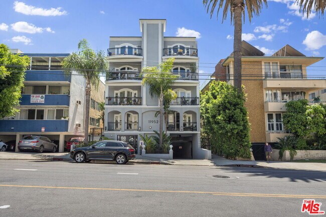Building Photo - 11952 Montana Ave