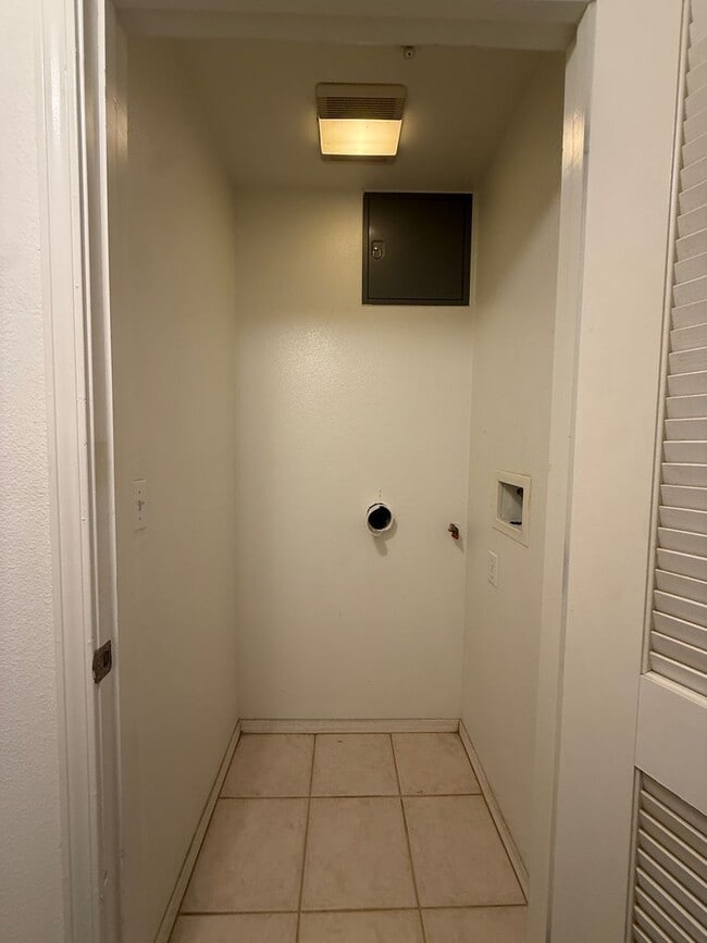 Building Photo - Centrally Located Downstairs Condo in the Oak Creek Villas