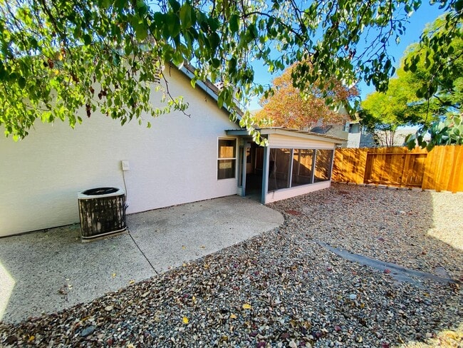 Building Photo - 3 Bedroom Home in Hampton Oaks