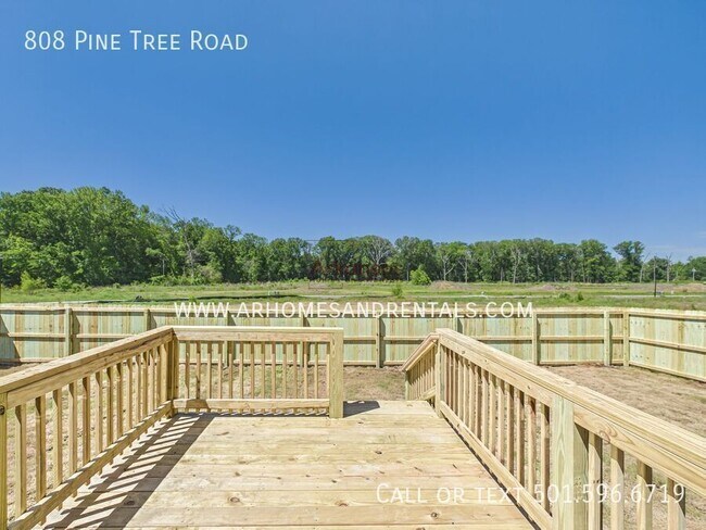Building Photo - 808 Pine Tree Rd