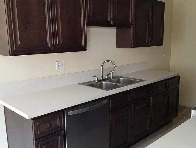 Building Photo - "Chic 2-Bed, 2-Bath Retreat in Prime Encino Location – 901 Sq Ft of Modern Comfort!"