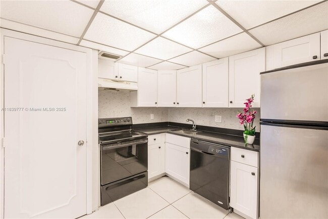 Building Photo - 4152 Inverrary Dr